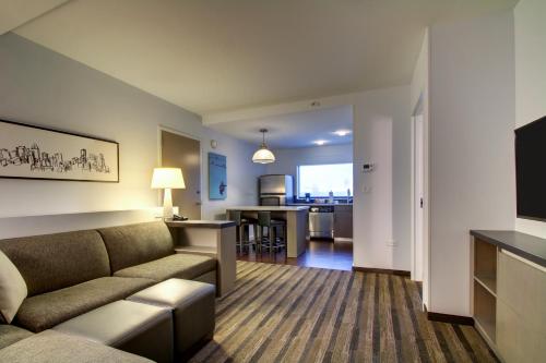 One-Bedroom Suite with Two Queen Beds and Accessible Tub - Disability Access