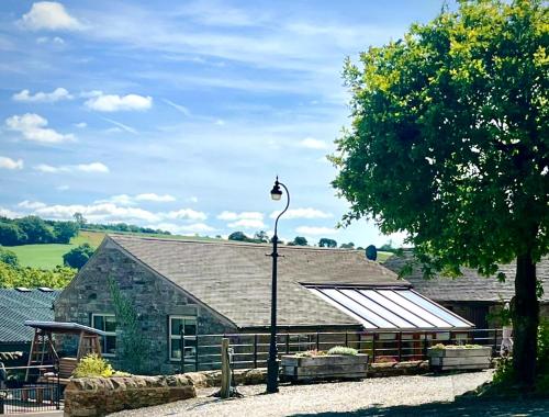 Hotelli välisilme, Cosy Cottage for Two in the Peak District with Parking in Onecote