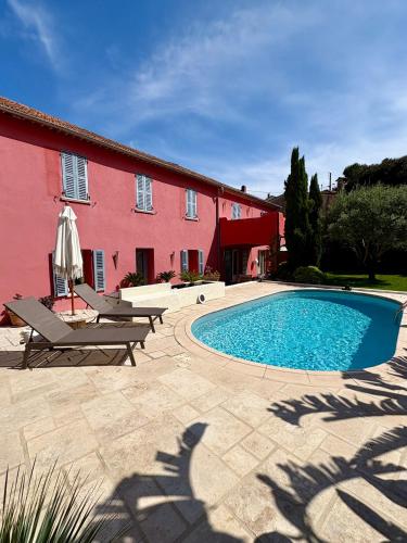 Chambre privée en Villa avec piscine et salle de bain attenante