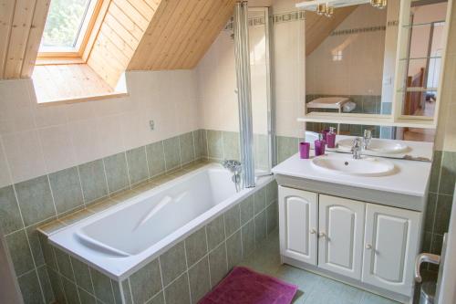 Bathroom, Gites de Carcouet in Pledeliac