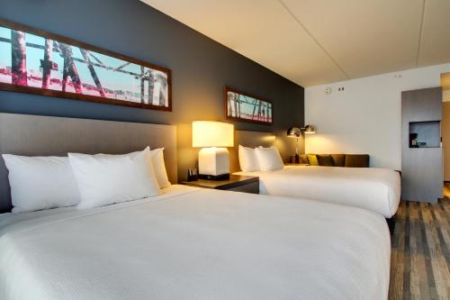 10 queen beds