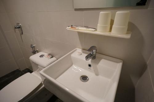 Standard Double Room without Window image 3