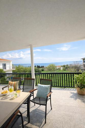 GUESTHOUSE Kastel Novi 2 More Space – khách sạn tại Rudine