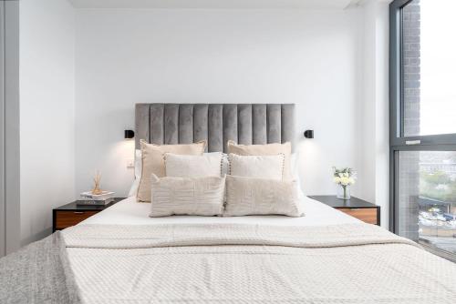 Modern King’s Cross 2BR Skyline Views - image 9