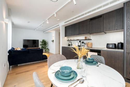 Modern King’s Cross 2BR Skyline Views - image 10
