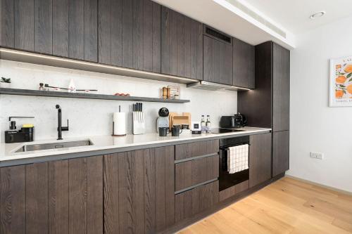 Modern King’s Cross 2BR Skyline Views - image 3