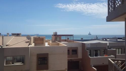 Dolphin View 20 @ LongBeach in Rand Rifles