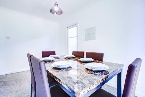 Comfy Bungalow Virginia Water - Near Golf Club in Runnymede