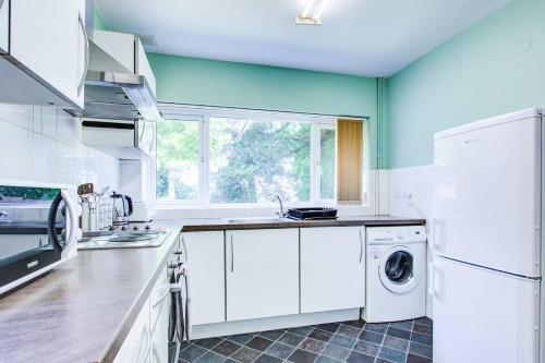 Comfy Bungalow Virginia Water - Near Golf Club in Runnymede