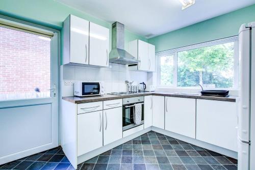 Comfy Bungalow Virginia Water - Near Golf Club in Runnymede