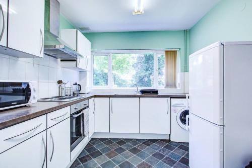 Comfy Bungalow Virginia Water - Near Golf Club in Runnymede