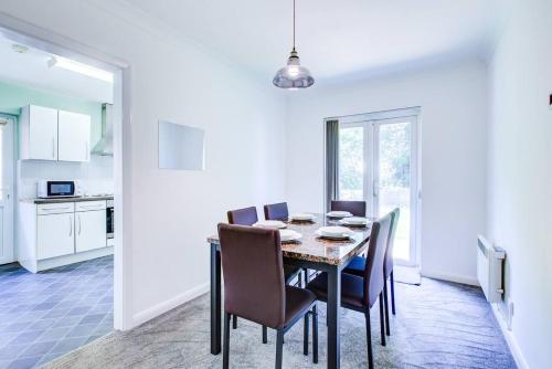 Comfy Bungalow Virginia Water - Near Golf Club in Runnymede