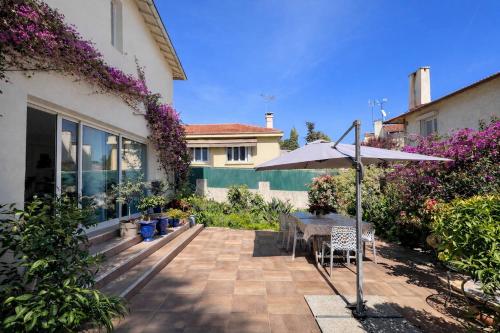 Garden, Peaceful Villa Walk to Antibes Beaches in Avenue de Cannes