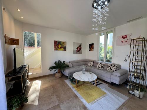 Peaceful Villa Walk to Antibes Beaches in Avenue de Cannes