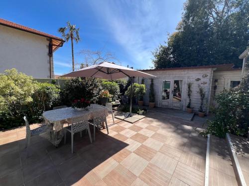 Peaceful Villa Walk to Antibes Beaches in Avenue de Cannes