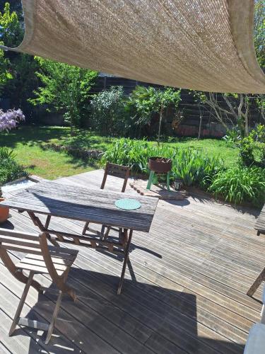 Kilátás, Studio Buena Vista avec terrasse sur jardin in Bron