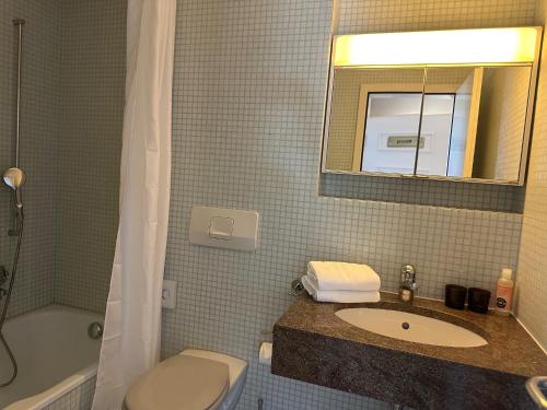 room detail thumbnail 2