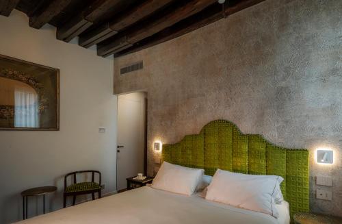 1 king bed, 1 twin bed