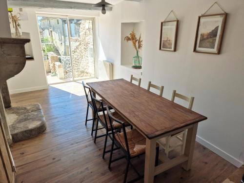 Food and beverages, Maison provencale, jardin arbore proche Grignan 4-6 pers, 2 chambres in Réauville