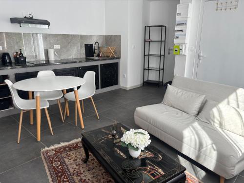Istaba viesiem, Rez-de-chaussée, jardin, 3 personnes, maison (Rez-de-chaussee, jardin, 3 personnes, maison) in Romeries