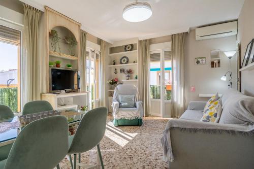 Cozy Retreat with Patio Steps from Alcázar, Кордова