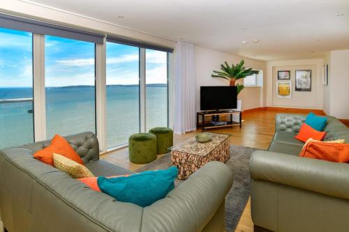 Marina Sky Penthouse 4BR City Views with parking