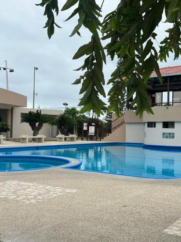 Habitacion con aire piscina y terraza con vista al lago in Manta