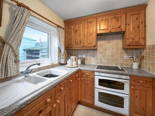 Kitchen, Cleveden Cottage in Newholm
