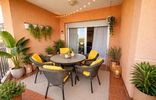 Bonito apartamento con Piscina, Garaje,terraza en playa Canet dos habitaciones, servicios cerca