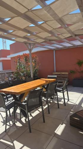 Superbe T3 neuf meublé 65m2 en roof top Fréjus avec espace terrasse de 45 m2 pergola BBQ