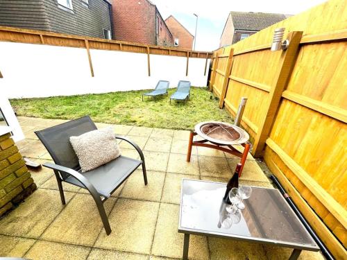 Garden, Hopkins Hideaway - 2 Bedroom House, Parking, Garden, Wifi, Vacation or Contractor Stay, close to Bea in Littledown and Iford