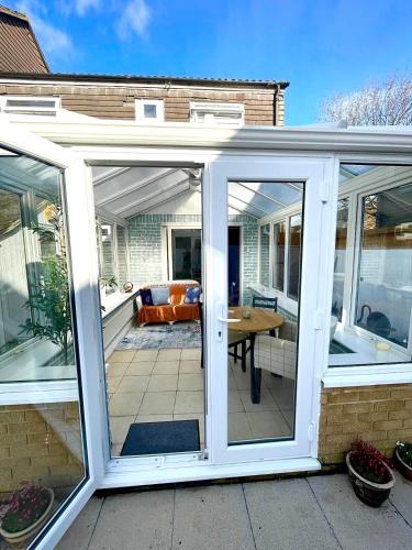 Hopkins Hideaway - 2 Bedroom House, Parking, Garden, Wifi, Vacation or Contractor Stay, close to Bea in Littledown and Iford