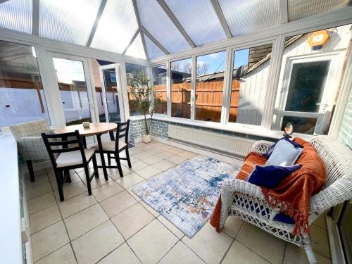 Hopkins Hideaway - 2 Bedroom House, Parking, Garden, Wifi, Vacation or Contractor Stay, close to Bea in Littledown and Iford