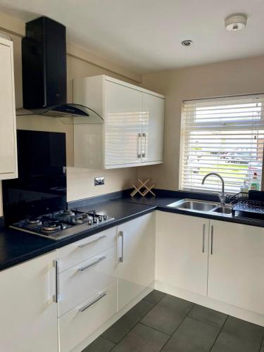 Hopkins Hideaway - 2 Bedroom House, Parking, Garden, Wifi, Vacation or Contractor Stay, close to Bea in Littledown and Iford
