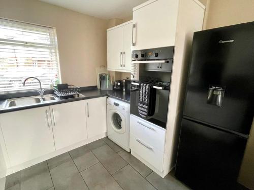 Hopkins Hideaway - 2 Bedroom House, Parking, Garden, Wifi, Vacation or Contractor Stay, close to Bea in Littledown and Iford