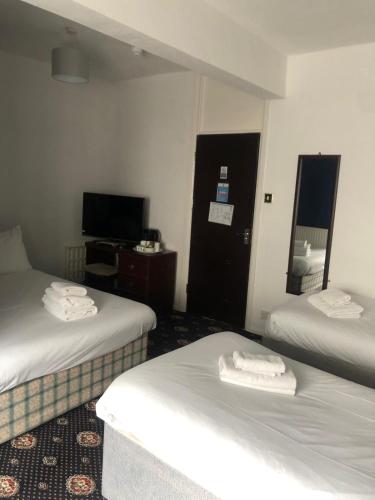 1 double bed, 2 twin beds