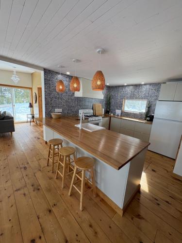 . Chic refuge sur le bord de l'eau et des sentiers motoneiges!