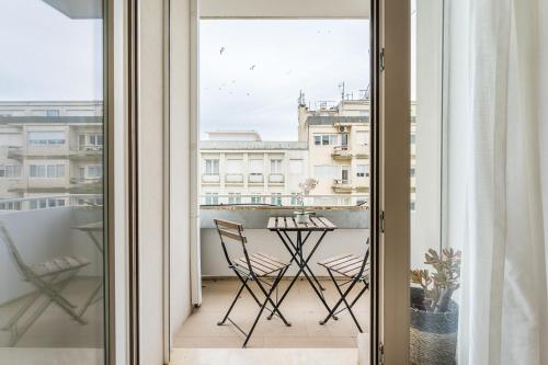 Urban Retreat w/ Balcony | Bright & Central Porto