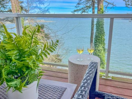 Waterfront House, Mt Baker Views, 2 Decks, Hiking in Lummi Island