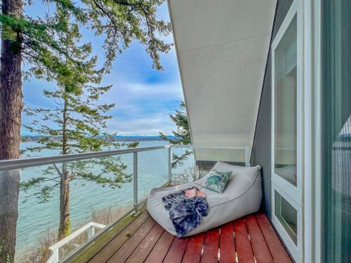 Waterfront House, Mt Baker Views, 2 Decks, Hiking in Lummi Island