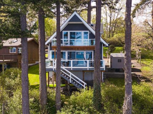 Waterfront House, Mt Baker Views, 2 Decks, Hiking in Lummi Island