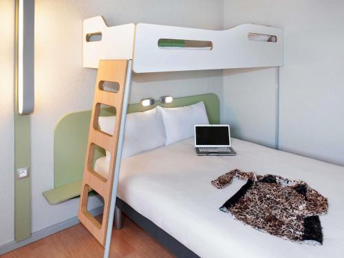 1 double bed, 1 twin bed