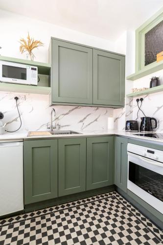 Peaceful Studio in the heart of Queensway 