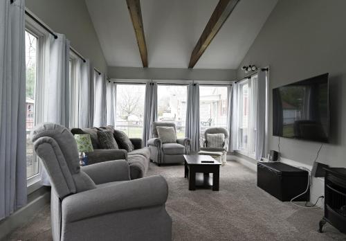 Shared lounge/TV area, Ottawa Family Nest in Ottawa (IL)