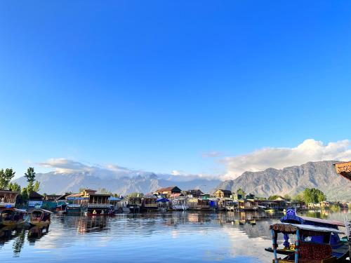 Retreat house boat - Srinagar