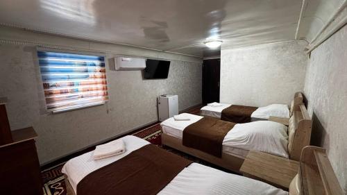 4 twin beds