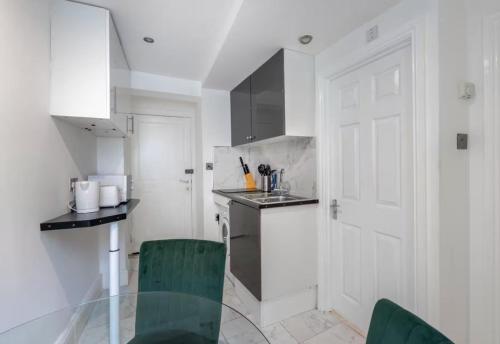 Liverpool Street Station - Stylish Apartment - image 5