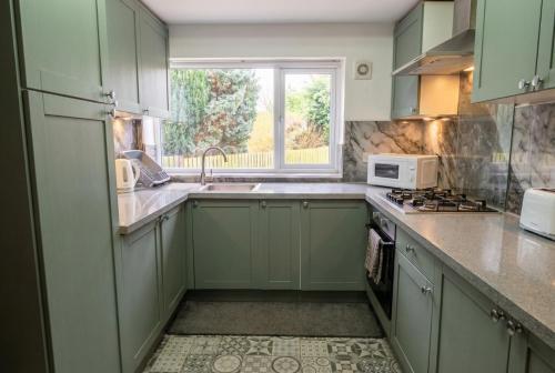 Family-Friendly Detached House Near Leeds and Bradford with Garden gîte à louer Batley Railway Station