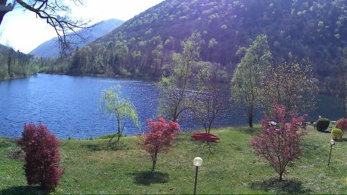  L’Angolino di MAGDA: on the lake-PRIVATE beach! in Ghirla