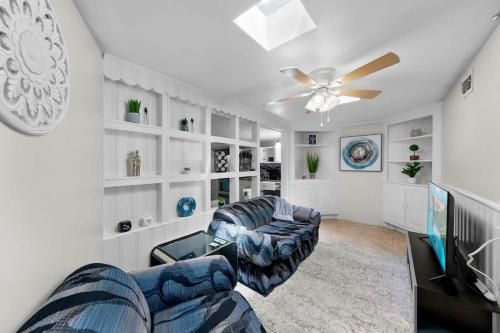 Hideaway Nest Saver Long-Term Skylights Washer and Dryer – khách sạn tại Arlington